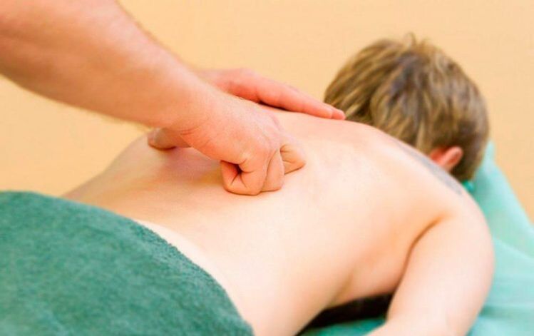 Melakukan urutan belakang toraks untuk osteochondrosis