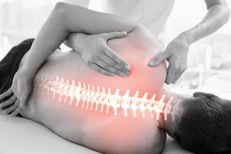 Sesi terapi manual untuk osteochondrosis tulang belakang toraks